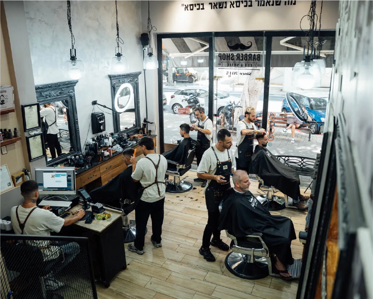 צוות הספרים עובד במספרה בדיזנגוף 229