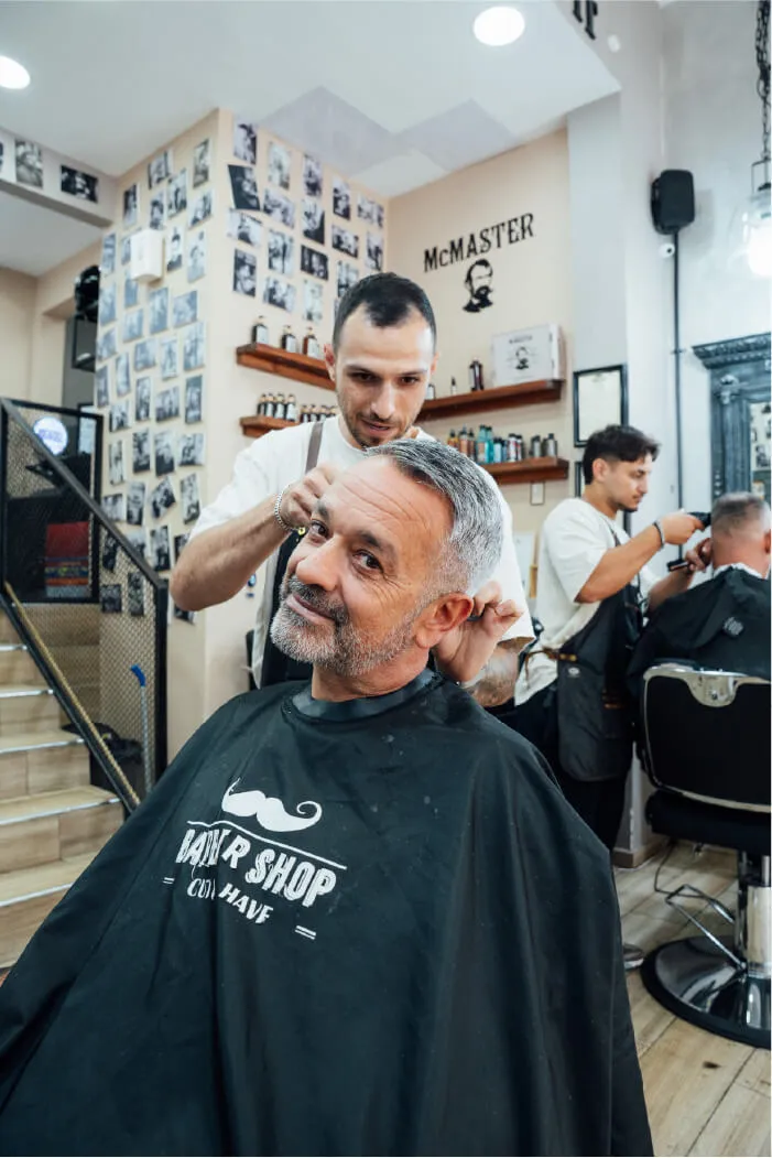 ספר גוזם ללקוח מחייך